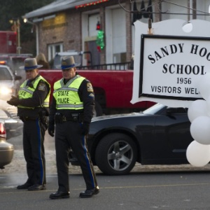 Policiais vigiam entrada da escola que foi alvo de massacre a tiros na última sexta (14) - Don Emmert