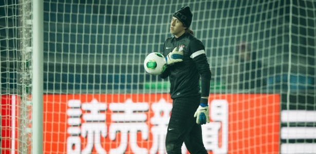 Cássio atira a bola durante o treino do Corinthians em Yokohama; foi o melhor da final