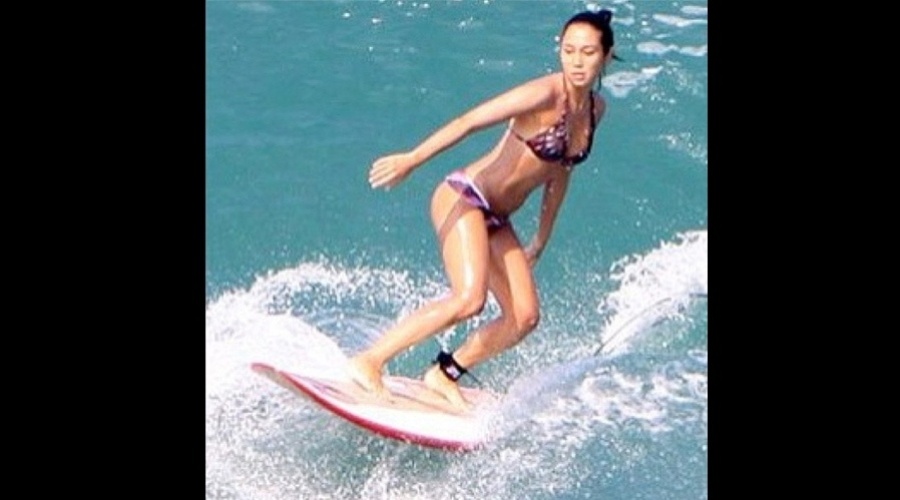15.dez.2012 - Daniele Suzuki divulgou uma imagem onde aparece praticando surf. A atriz e apresentadora pode ser vista no "The Voice Brasil"
