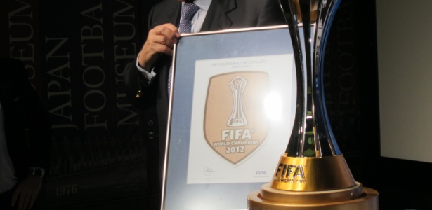 Joseph Blatter, presidente da Fifa, exibe brasão que será usado pelo campeão mundial
