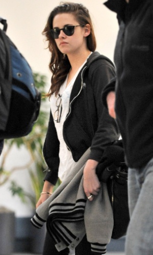 15.dez.2012 - Kristen Stewart desembarca no aeroporto de Los Angeles