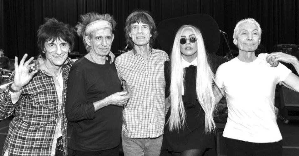 15.dez.2012 - Lady Gaga publica imagem com o Rolling Stones em sua conta no Facebook. A cantora fopi convidada pela banda para se apresentar em um show especial em comemoração aos 50 anos da banda, que será transmitido pela internet