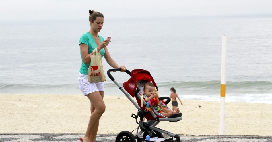 15.dez.2012 - Luana Piovani passeou com o filho, o menino Dom, pela orla da praia do Leblon, zona sul do Rio. Luana é casada com o surfista Pedro Scooby