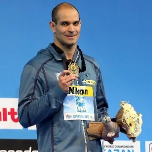 15.dez.2012 - Nadador Nicholas Santos recebe e posa com a medalha de ouro do Mundial de Piscina Curta em Istambul - Satiro Sodre/AGIF