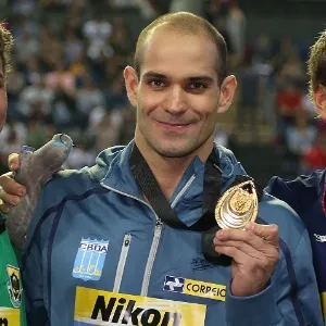 15.dez.2012 - Nicholas Santos exibe a medalha de ouro ao lado de Chad Le Clos e Thomas Shields no Mundial de Istambul - Satiro Sodre/AGIF