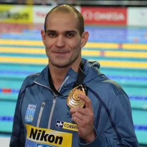 15.dez.2012 - Nicholas Santos exibe a medalha de ouro conquistada ao vencer os 50 m borboleta no Mundial de Istambul - Satiro Sodre/AGIF