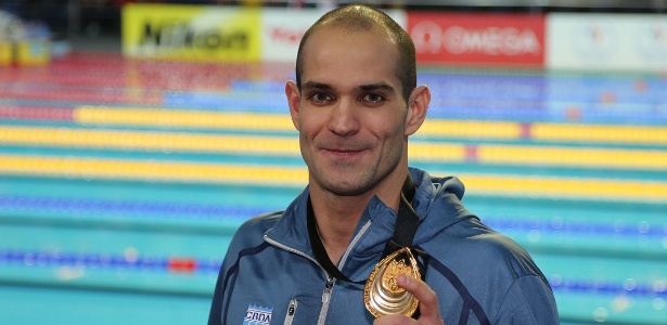 Nicholas Santos exibe a medalha de ouro conquistada ao vencer os 50 m borboleta  - Satiro Sodre/AGIF