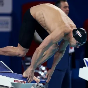 15.dez.2012 - Nicholas Santos salta na piscina para a final dos 50 m borboleta no Mundial de Piscina Curta, em Istambul - Satiro Sodre/AGIF