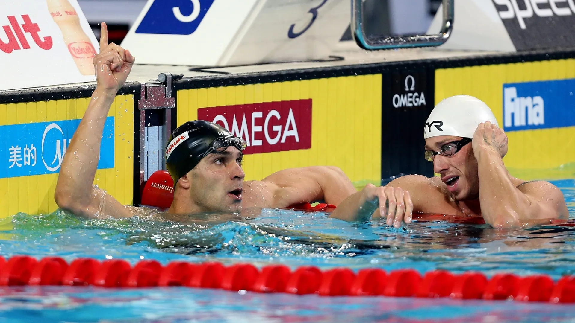 15.dez.2012 - Observado por Fred Bousquet, Nicholas Santos comemora vitória na final dos 50 m borboleta no Mundial de Istambul - Satiro Sodre/AGIF