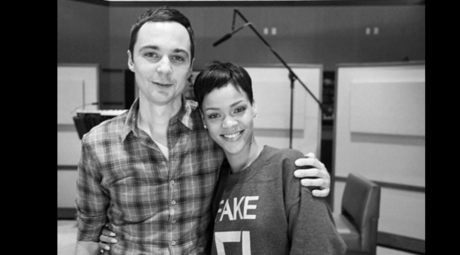15.dez.2012 - Rihanna tietou o ator Jim Parson, que interpreta o Sheldon no seriado "The Big Bang Theory". A cantora e o ator estão dublando a animação "Happy Smekday" da DreamWorks