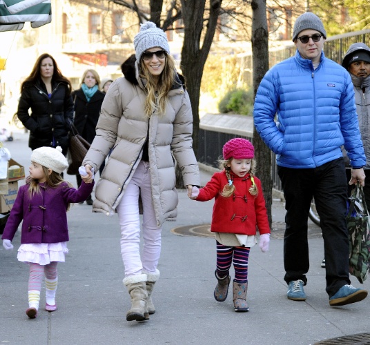 15.dez.2012 - Sarah Jessica Parker e Matthew Broderick passeiam com as filhas em Nova York