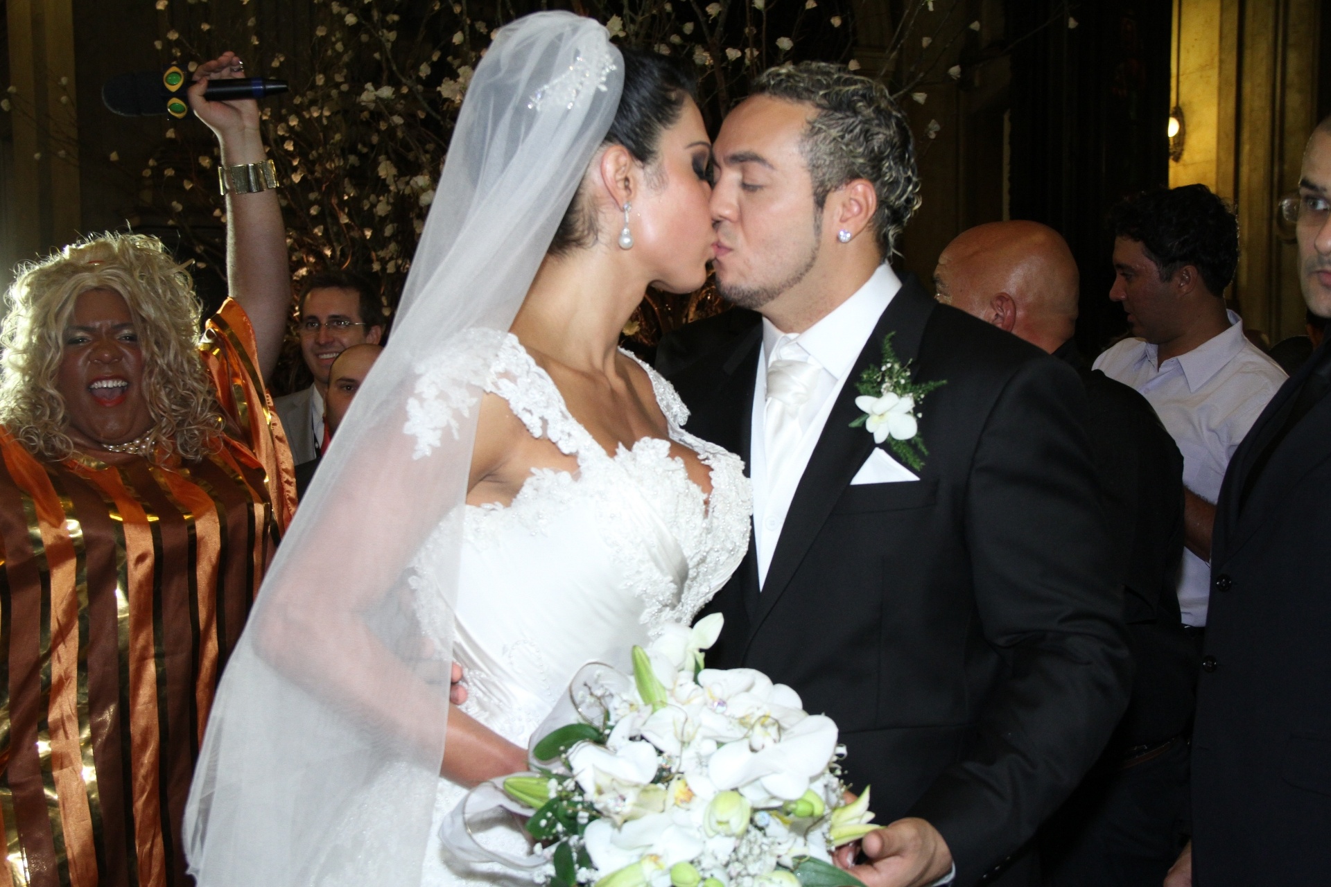 18.mai.2012 - Gracyanne Barbosa também apostou em um par de brincos de pérola para o seu casamento com o cantor Belo - AgNews