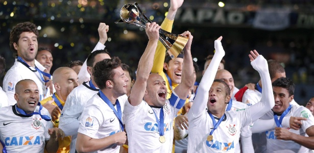 Alessandro ergue a taça do Mundial de clubes após o Corinthians vencer o Chelsea - Kiyoshi Ota/EFE