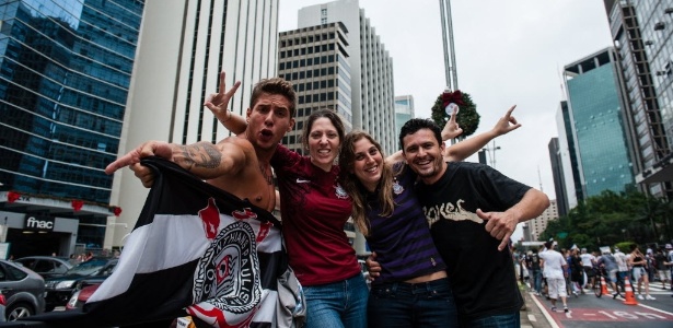 Corintianos tomam a avenida Paulista, em São Paulo, para comemorar o título mundial