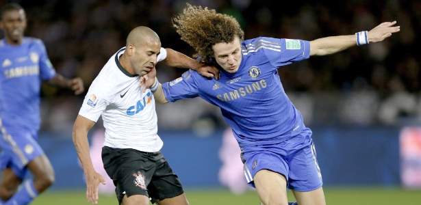 David Luiz na disputa com Emerson; zagueiro fez grande jogo, mas vacilou no gol rival