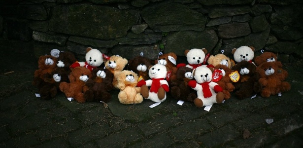 16.dez.2012 - Em rua de Newtown, ursos de pelúcia simbolizam crianças mortas por atirador