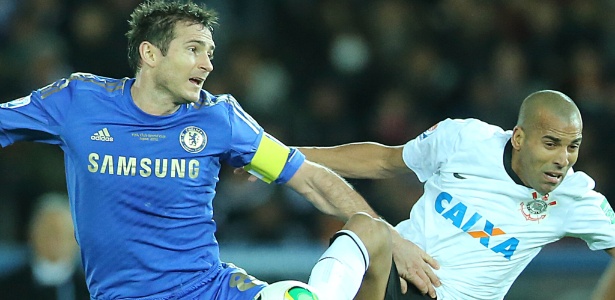 Sheik e Lampard, do Chelsea, disputam jogada no meio-campo na final do Mundial