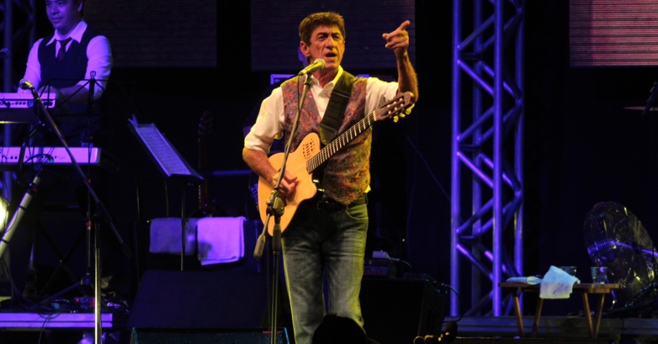 16.dez.2012 - Fagner canta em show durante inauguração do novo estádio do Castelao, em Fortaleza, que contou com a presença da Presidenta Dilma Rousseff