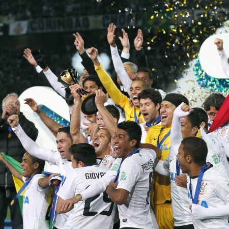 16.dez.2012 - Jogadores, comissão técnica de diretoria do Corinthians comemoram o título do Mundial de Clubes da Fifa, conquistado após a vitória por 1 a 0 sobre o Chelsea, em Yokohama, no Japão - EFE/EPA/KIMIMASA MAYAMA