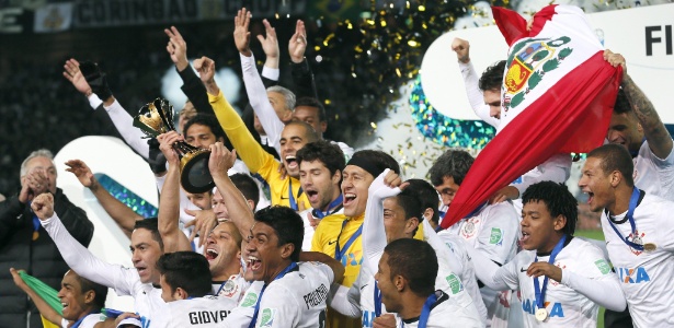 Corinthians comemora título do Mundial de Clubes após vitória sobre o Chelsea, em 2012 - EFE/EPA/KIMIMASA MAYAMA