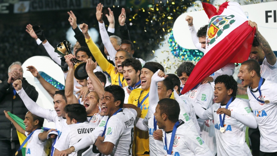 Jogadores, comissão técnica e diretoria do Corinthians comemoram o título do Mundial de Clubes, conquistado sobre o Chelsea - EFE/EPA/KIMIMASA MAYAMA