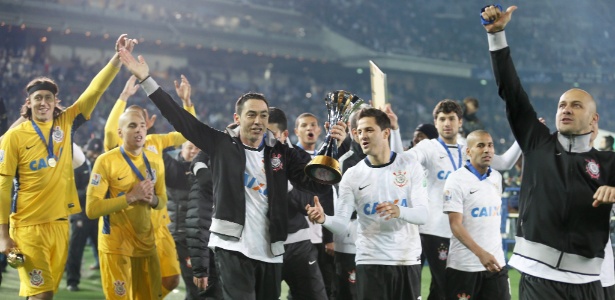 Jogadores do Corinthians dão a volta Olímpica no Estádio de Yokohama após título