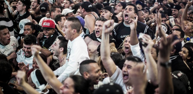 Torcedores comemoram a conquista do Mundial na quadra da Gaviões da Fiel