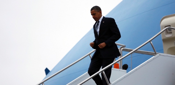 16.dez.2012 - O presidente norte-americano, Barack Obama, desce do avião na cidade de East Granby, de onde segue para Newtown