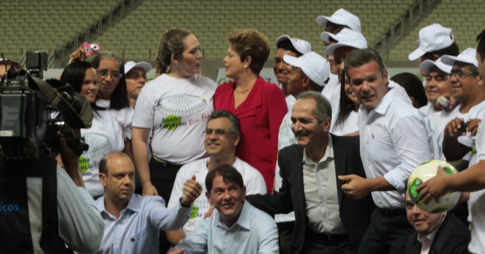 16.dez.2012 - Presidente Dilma Rousseff conversa com o público durante inauguração do estádio Novo Castelão, em Fortaleza