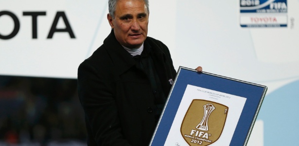 Tite mostra o escudo de campeão mundial que será usado pelo Corinthians em 2013