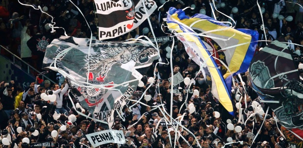 Torcedores do Corinthians fazem festa no Japão, com muito barulho e pressão no juiz