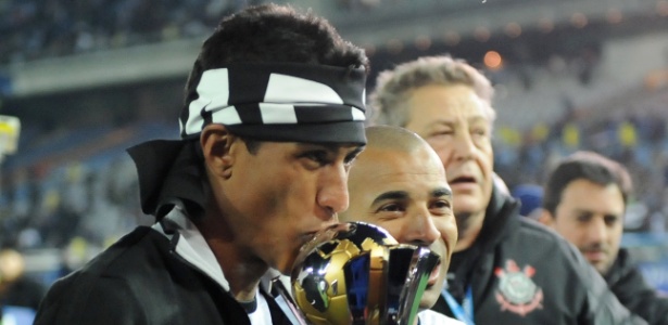 Volante Paulinho beija a taça do Mundial de Clubes da Fifa conquistado pelo Corinthians - AFP PHOTO / TOSHIFUMI KITAMURA