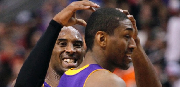Ao fundo, Kobe Bryant comemora com Metta World Peace na vitória dos Lakers - REUTERS/Tim Shaffer