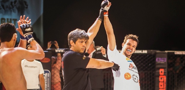 Bruno Scornavacca (d) comemora vitória por finalização em sua estreia no MMA - Leonardo Soares/UOL