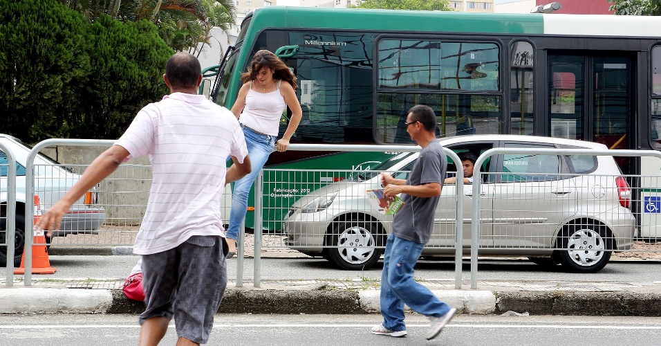 Pais e ambulantes ajudam a parar os carros e ajudam candidata a entrar nos últimos minutos das portas abertas da segunda fase da Unesp 2013