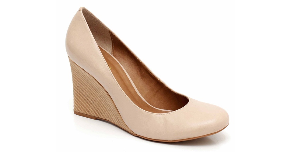 Scarpin nude com salto anabela; R$ 120, na Sapatella (www.sapatella.com.br). Preço pesquisado em dezembro de 2012 e sujeito a alterações - Divulgação