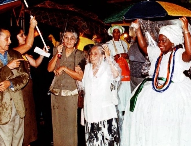 08,abr.2000 Rodrigo, Mabel e dona Canô Veloso chegam debaixo de chuva para o show do tenor italiano Luciano Pavarotti, em Salvador