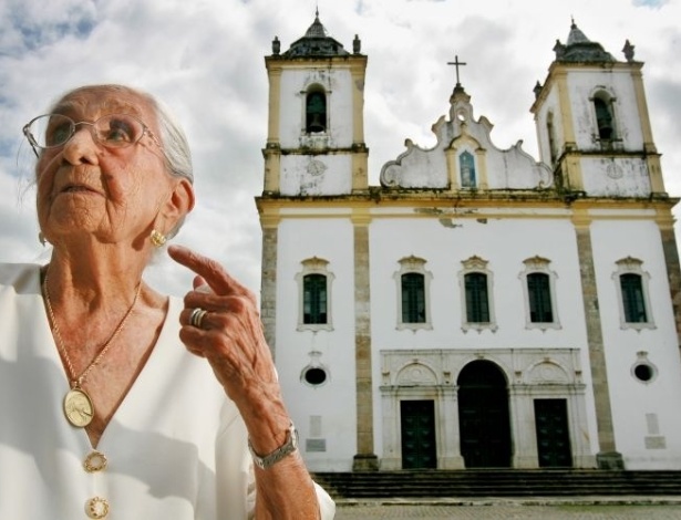13.jul.2007 Dona Cano, em frente a igreja Nossa Senhora da Purificacao, em Santo Amaro, a 70 km de Salvador