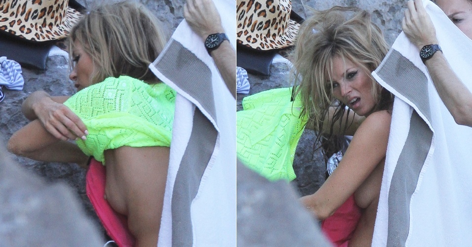 14.dez.2012 - Kate Moss se descuida e deixa os seios à mostra enquanto troca de roupa em praia de St. Barts 