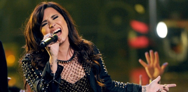 16 dez 2012 - Demi Lovato canta no VH1 Divas 2012, homenageando Whitney Houston e Donna Summer, em Los Angeles, nos Estados Unidos