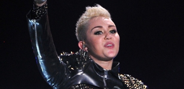 Miley Cyrus canta no VH1 Divas 2012, homenageando Whitney Houston e Donna Summer, em Los Angeles