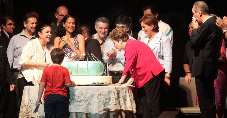 16.dez.2012 - A presidenta da Republica, Dilma Rousseff, apaga velas do bolo pelo seu aniversario, comemorado no dia 14 de dezembro, durante Inauguração do Novo Estádio Castelão.