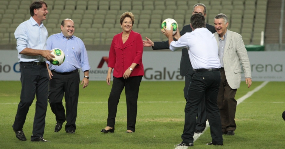 16.dez.2012 - Presidente Dilma Rousseff tem momento de descontração ao lado de políticos e colegas de trabalho antes de dar o pontapé inicial no estádio Novo Castelão, em Fortaleza