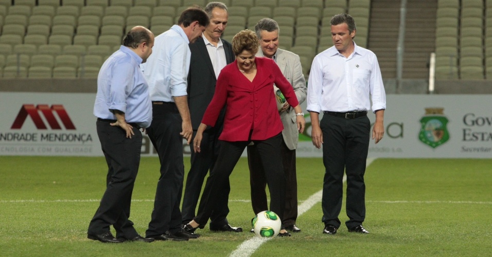16.dez.2012 - Presidente Dilma Rousseff se prepara para dar o pontapé inicial na inauguração do estádio Novo Castelão, em Fortaleza