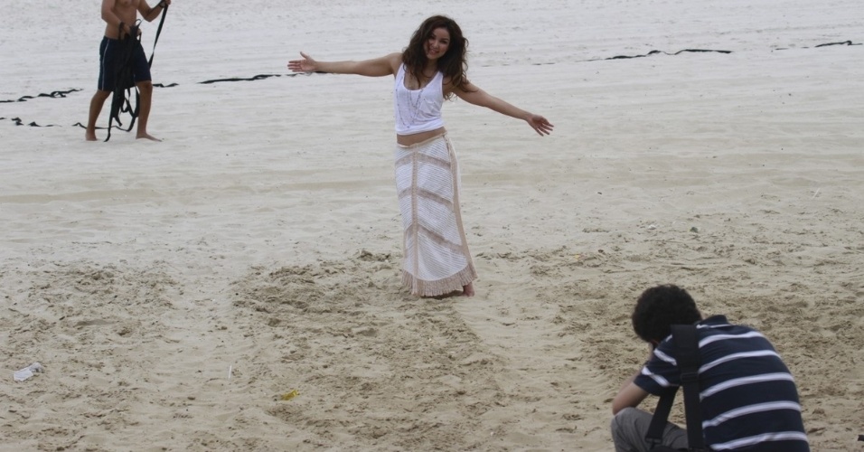 17.dez.2012 - A cantora Liah Soares, ex-participante do programa "The Voice", fez ensaio fotográfico na praia da Barra da Tijuca, zona oeste do Rio