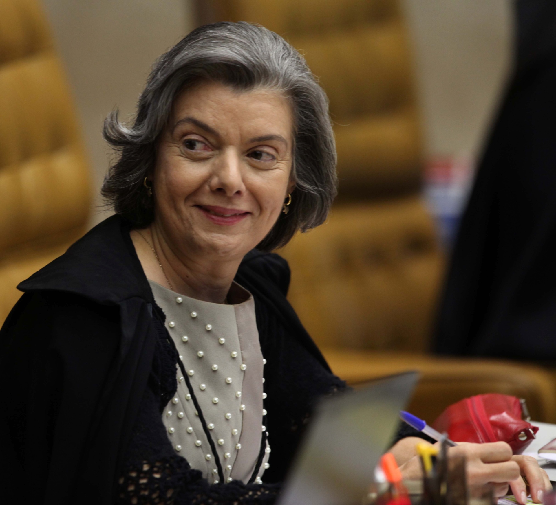 17.dez.2012 - A ministra do STF Cármen Lúcia participa de sessão da corte que retoma a análise sobre se cabe ao Supremo ou ao Legislativo decretar a perda de mandato dos deputados federais condenados - Antônio Araújo/UOL