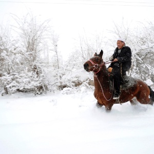 Homem da etnia Uigur monta um cavalo em Yili, região autônoma de Xinjiang, na China - Reuters