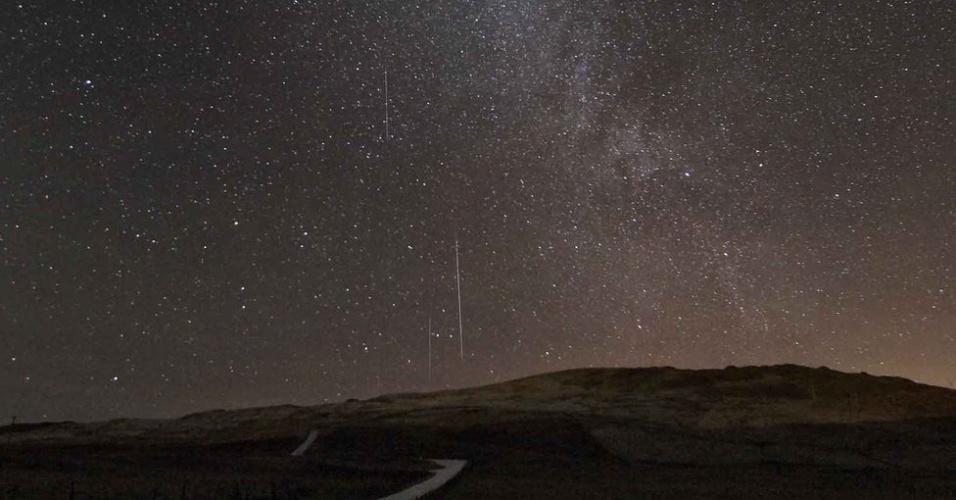 17.dez.2012 - Ivan Hawick registrou a chuva de meteoros a partir das ilhas Shetland, Escócia. Ele disse que o céu estava completamente limpo, o que permitiu que pudesse ver oito meteoros por minuto. "Um deles estava tão brilhante, com uma linda cor azul. Eles corriam em todas as direções", disse Ivan