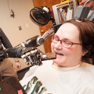 Tetraplégica, Jan Scheuermann é capaz de controlar um braço robótico usando só a mente - University of Pittsburgh Medical Center/Reuters