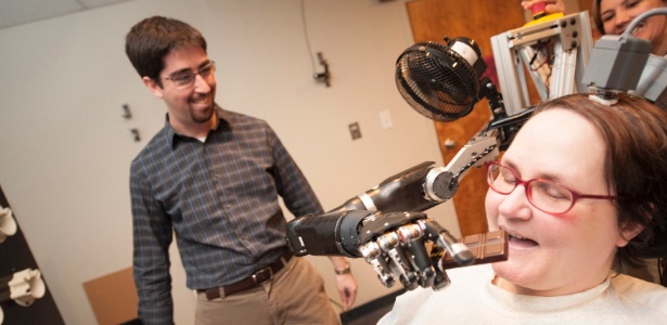 No futuro, sensores poderão devolver experiência de toque e movimento a pessoas com braços mecânicos controlados pelo cérebro - University of Pittsburgh Medical Center/Reuters